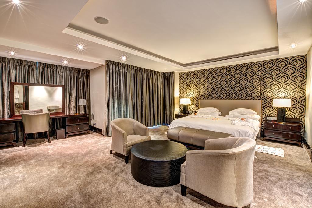 Royal Marang Hotel Phokeng Rom bilde A bedroom at the Taj Mahal Palace