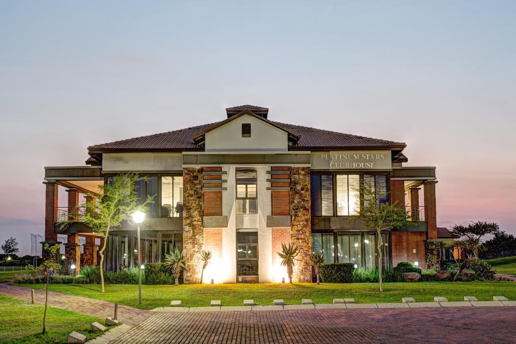 Royal Marang Hotel Phokeng Eksteriør bilde Club House