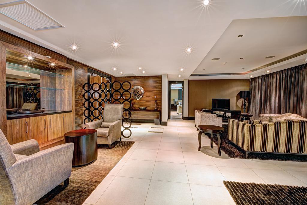 Royal Marang Hotel Phokeng Rom bilde The interior of the hotel