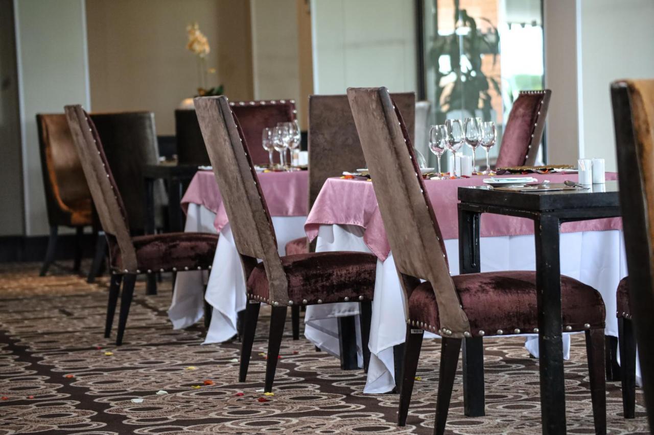 Royal Marang Hotel Phokeng Eksteriør bilde Restaurant