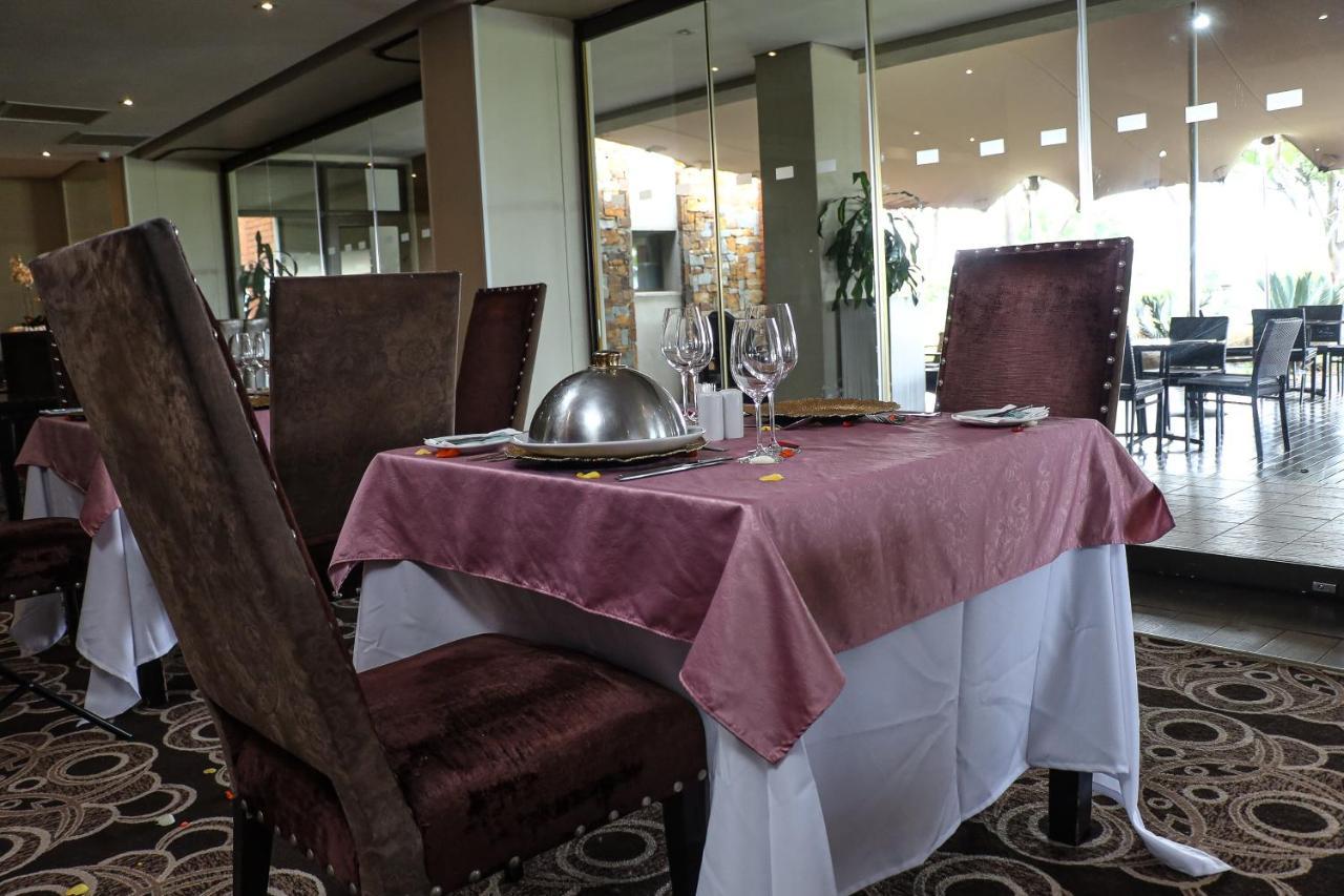 Royal Marang Hotel Phokeng Eksteriør bilde A restaurant in the hotel